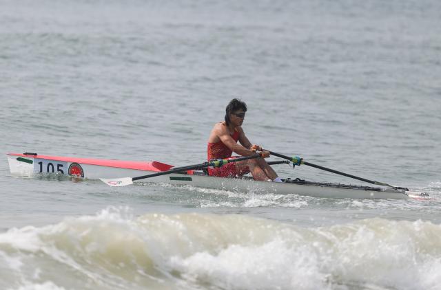 (251117) -- YANGJIANG, Nov. 17, 2025 (Xinhua) -- Long Zhentao of Sichuan competes against Tan Rukai of Fujian during the men's single sculls final A of coastal rowing at China's 15th National Games in Yangjiang, south China's Guangdong Province, Nov. 17, 2025. (Xinhua/Li Ran)