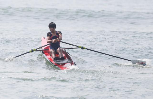(251117) -- YANGJIANG, Nov. 17, 2025 (Xinhua) -- Tan Rukai of Fujian competes against Long Zhentao of Sichuan during the men's single sculls final A of coastal rowing at China's 15th National Games in Yangjiang, south China's Guangdong Province, Nov. 17, 2025. (Xinhua/Li Ran)