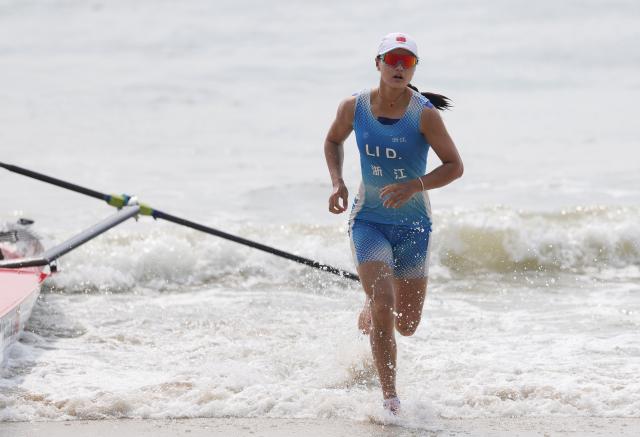 (251117) -- YANGJIANG, Nov. 17, 2025 (Xinhua) -- Li Dan of Zhejiang competes against Liu Yiran of Sichuan during the women's single sculls final B of coastal rowing at China's 15th National Games in Yangjiang, south China's Guangdong Province, Nov. 17, 2025. (Xinhua/Li Ran)