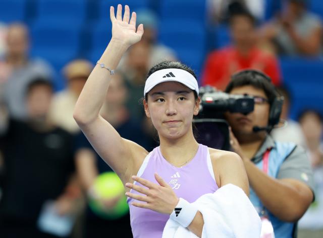(251117) -- HENGQIN, Nov. 17, 2025 (Xinhua) -- Wang Xinyu waves to the spectators after the women's singles third round match of tennis between Wang Xinyu of Guangdong and Shi Han of Beijing at China's 15th National Games in Hengqin, south China's Guangdong Province, Nov. 17, 2025. (Xinhua/Zhang Chenlin)