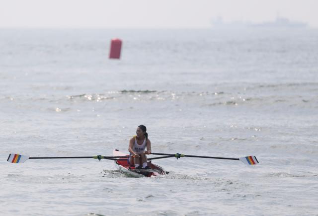 (251117) -- YANGJIANG, Nov. 17, 2025 (Xinhua) -- Ma Bingbing of Liaoning competes against Zhang Yuting of Shandong during the women's single sculls final A of coastal rowing at China's 15th National Games in Yangjiang, south China's Guangdong Province, Nov. 17, 2025. (Xinhua/Li Ran)