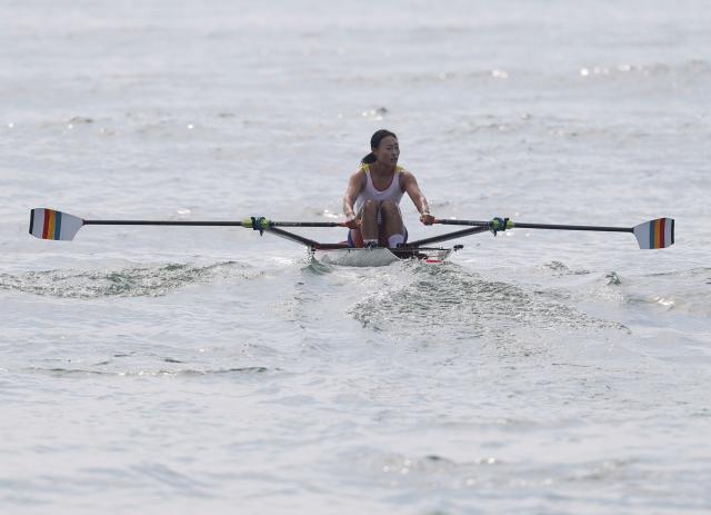 (251117) -- YANGJIANG, Nov. 17, 2025 (Xinhua) -- Ma Bingbing of Liaoning competes against Zhang Yuting of Shandong during the women's single sculls final A of coastal rowing at China's 15th National Games in Yangjiang, south China's Guangdong Province, Nov. 17, 2025. (Xinhua/Li Ran)