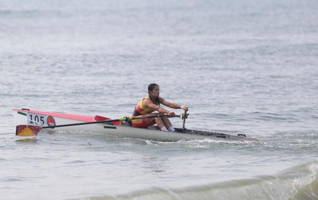 (251117) -- YANGJIANG, Nov. 17, 2025 (Xinhua) -- Zhang Yuting of Shandong competes against Ma Bingbing of Liaoning during the women's single sculls final A of coastal rowing at China's 15th National Games in Yangjiang, south China's Guangdong Province, Nov. 17, 2025. (Xinhua/Li Ran)