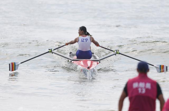 (251117) -- YANGJIANG, Nov. 17, 2025 (Xinhua) -- Ma Bingbing of Liaoning competes against Zhang Yuting of Shandong during the women's single sculls final A of coastal rowing at China's 15th National Games in Yangjiang, south China's Guangdong Province, Nov. 17, 2025. (Xinhua/Li Ran)