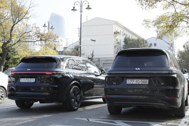 (251117) -- BAKU, Nov. 17, 2025 (Xinhua) -- Two SUVs of Li Auto brand are seen on a street of Baku, Azerbaijan, on Nov. 16, 2025. In the eyes of locals in Baku, Chinese cars are cost-effective, energy-saving, and environmentally friendly, so more and more people are choosing to buy Chinese cars. (Xinhua/Chen Junfeng)