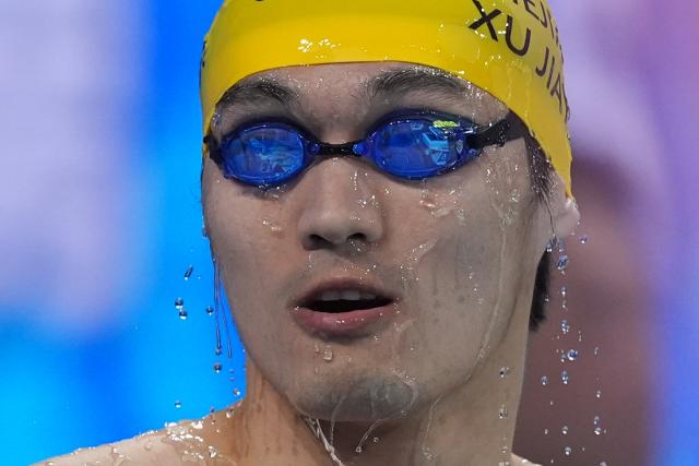 (251117) -- SHENZHEN, Nov. 17, 2025 (Xinhua) -- Xu Jiayu of Zhejiang is seen before the men's 50m backstroke final of swimming at China's 15th National Games in Shenzhen, south China's Guangdong Province, Nov. 17, 2025. (Xinhua/Du Yu)