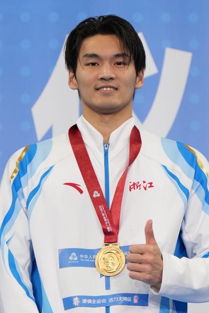 (251117) -- SHENZHEN, Nov. 17, 2025 (Xinhua) -- Gold medalist Xu Jiayu of Zhejiang poses during the awarding ceremony for the men's 50m backstroke of swimming at China's 15th National Games in Shenzhen, south China's Guangdong Province, Nov. 17, 2025. (Xinhua/Xue Yuge)