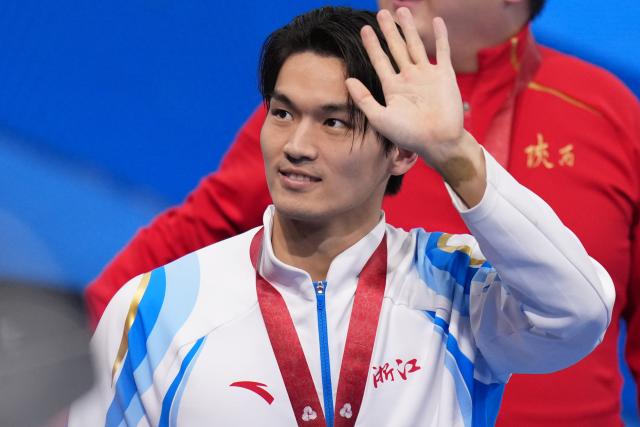 (251117) -- SHENZHEN, Nov. 17, 2025 (Xinhua) -- Gold medalist Xu Jiayu of Zhejiang greets the spectators after the awarding ceremony for the men's 50m backstroke of swimming at China's 15th National Games in Shenzhen, south China's Guangdong Province, Nov. 17, 2025. (Xinhua/Tenzin Nyida)