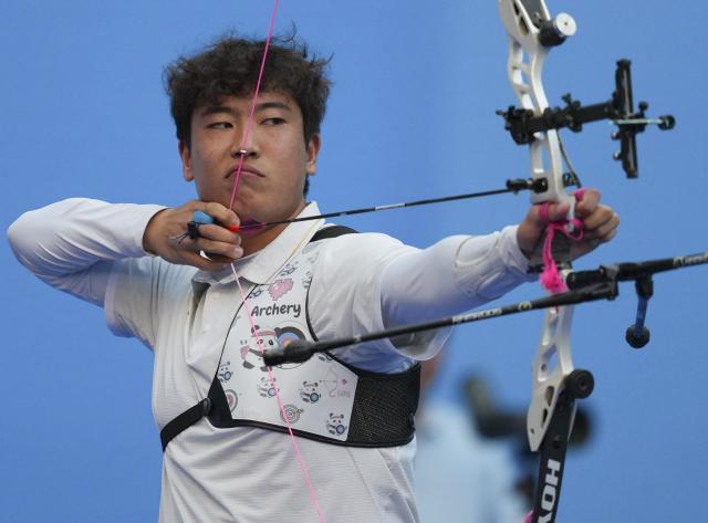 (251117) -- SHENZHEN, Nov. 17, 2025 (Xinhua) -- Sun Jingxuan of Hunan competes during the men's recurve individual final of archery at China's 15th National Games in Shenzhen, south China's Guangdong Province, Nov. 17, 2025. (Xinhua/Hao Yuan)
