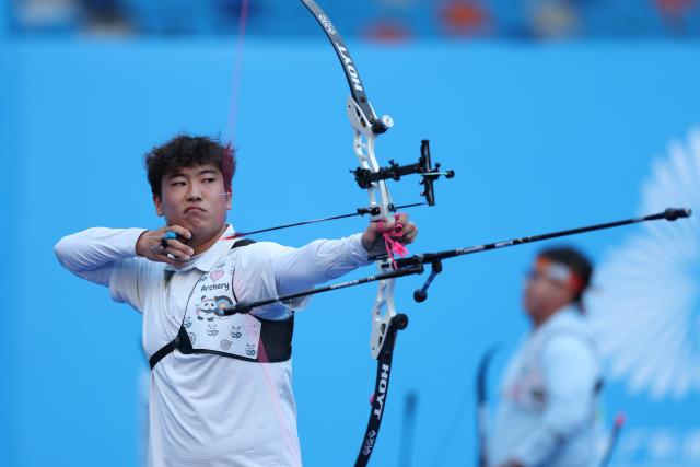 (251117) -- SHENZHEN, Nov. 17, 2025 (Xinhua) -- Sun Jingxuan of Hunan competes during the men's recurve individual final of archery at China's 15th National Games in Shenzhen, south China's Guangdong Province, Nov. 17, 2025. (Xinhua/Mao Siqian)