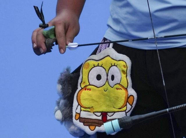 (251117) -- SHENZHEN, Nov. 17, 2025 (Xinhua) -- Li Mengqi of Shandong is seen during the men's recurve individual final of archery at China's 15th National Games in Shenzhen, south China's Guangdong Province, Nov. 17, 2025. (Xinhua/Hao Yuan)