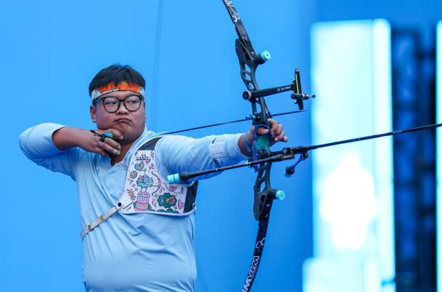 (251117) -- SHENZHEN, Nov. 17, 2025 (Xinhua) -- Li Mengqi of Shandong competes during the men's recurve individual final of archery at China's 15th National Games in Shenzhen, south China's Guangdong Province, Nov. 17, 2025. (Xinhua/Mao Siqian)