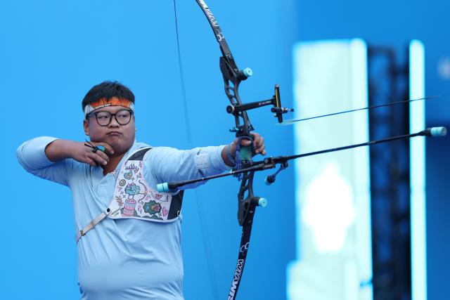 (251117) -- SHENZHEN, Nov. 17, 2025 (Xinhua) -- Li Mengqi of Shandong competes during the men's recurve individual final of archery at China's 15th National Games in Shenzhen, south China's Guangdong Province, Nov. 17, 2025. (Xinhua/Mao Siqian)