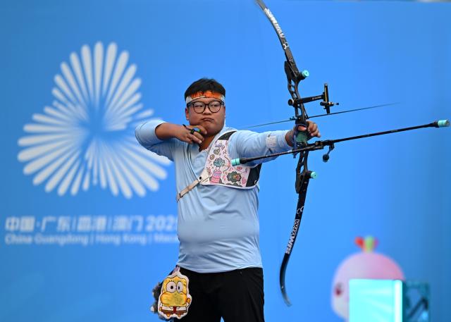 (251117) -- SHENZHEN, Nov. 17, 2025 (Xinhua) -- Li Mengqi of Shandong competes during the men's recurve individual final of archery at China's 15th National Games in Shenzhen, south China's Guangdong Province, Nov. 17, 2025. (Xinhua/Hao Yuan)