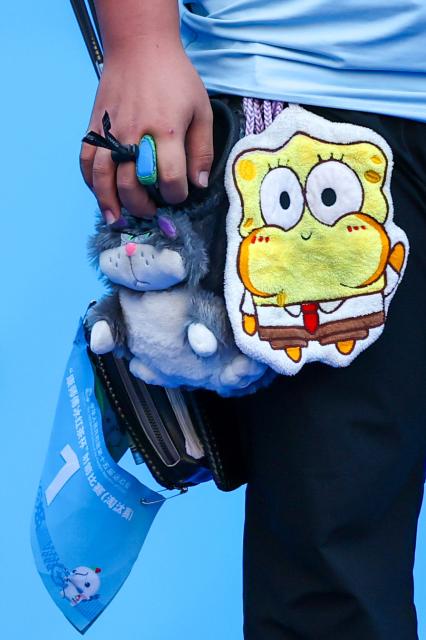 (251117) -- SHENZHEN, Nov. 17, 2025 (Xinhua) -- Li Mengqi of Shandong is seen during the men's recurve individual final of archery at China's 15th National Games in Shenzhen, south China's Guangdong Province, Nov. 17, 2025. (Xinhua/Mao Siqian)