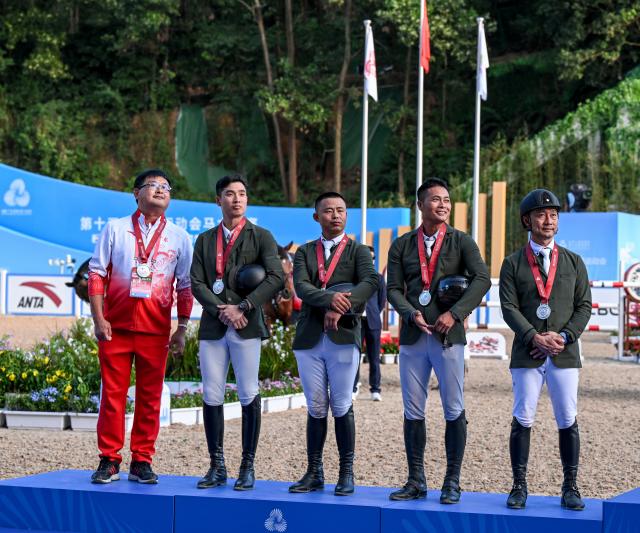 (251117) -- SHENZHEN, Nov. 17, 2025 (Xinhua) -- Silver medalists team Guangdong pose with their coach during the awarding ceremony after the jumping team final of equestrian at China's 15th National Games in Shenzhen, south China's Guangdong Province, Nov. 17, 2025. (Xinhua/Feng Kaihua)