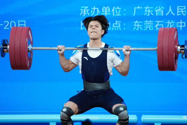 (251117) -- DONGGUAN, Nov. 17, 2025 (Xinhua) -- Chen Jian of Zhejiang competes in clean and jerk during the weightlifting men's 67kg final at China's 15th National Games in Dongguan, south China's Guangdong Province, Nov. 17, 2025. (Xinhua/Yang Chenguang)