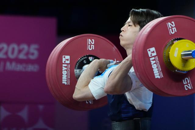 (251117) -- DONGGUAN, Nov. 17, 2025 (Xinhua) -- Chen Jian of Zhejiang competes in clean and jerk during the weightlifting men's 67kg final at China's 15th National Games in Dongguan, south China's Guangdong Province, Nov. 17, 2025. (Xinhua/Yang Chenguang)