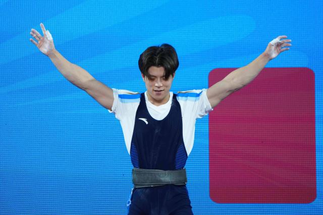 (251117) -- DONGGUAN, Nov. 17, 2025 (Xinhua) -- Chen Jian of Zhejiang reacts in clean and jerk during the weightlifting men's 67kg final at China's 15th National Games in Dongguan, south China's Guangdong Province, Nov. 17, 2025. (Xinhua/Yang Chenguang)
