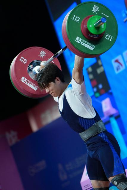 (251117) -- DONGGUAN, Nov. 17, 2025 (Xinhua) -- Chen Jian of Zhejiang competes in snatch during the weightlifting men's 67kg final at China's 15th National Games in Dongguan, south China's Guangdong Province, Nov. 17, 2025. (Xinhua/Yang Chenguang)