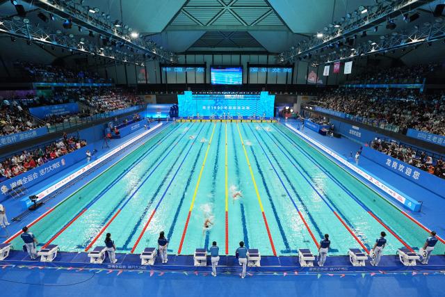 (251117) -- SHENZHEN, Nov. 17, 2025 (Xinhua) -- Swimmers compete during the men's 1500m freestyle final of swimming at China's 15th National Games in Shenzhen, south China's Guangdong Province, Nov. 17, 2025. (Xinhua/Xia Yifang)