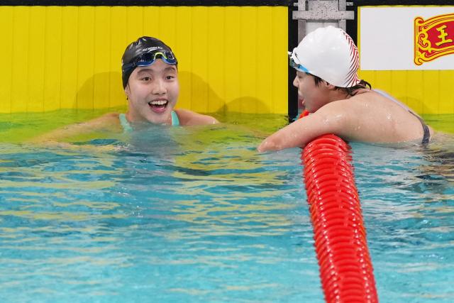 (251117) -- SHENZHEN, Nov. 17, 2025 (Xinhua) -- Yu Zidi (L) of Hebei reacts after the women's 400m individual medley final of swimming at China's 15th National Games in Shenzhen, south China's Guangdong Province, Nov. 17, 2025. (Xinhua/Xia Yifang)