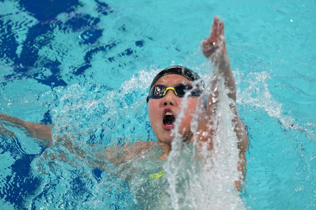 (251117) -- SHENZHEN, Nov. 17, 2025 (Xinhua) -- Yu Zidi of Hebei competes during the women's 400m individual medley final of swimming at China's 15th National Games in Shenzhen, south China's Guangdong Province, Nov. 17, 2025. (Xinhua/Xia Yifang)