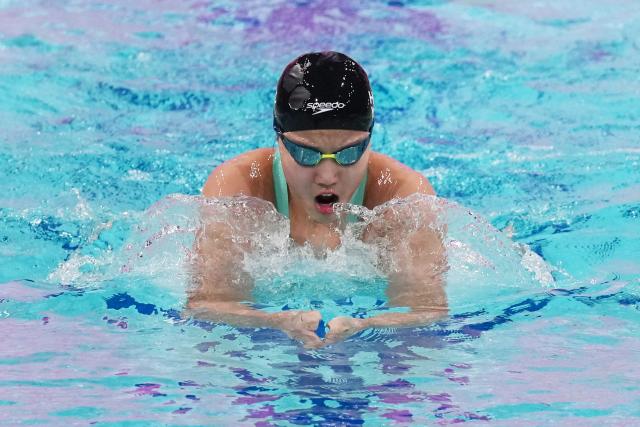 (251117) -- SHENZHEN, Nov. 17, 2025 (Xinhua) -- Yu Zidi of Hebei competes during the women's 400m individual medley final of swimming at China's 15th National Games in Shenzhen, south China's Guangdong Province, Nov. 17, 2025. (Xinhua/Xia Yifang)
