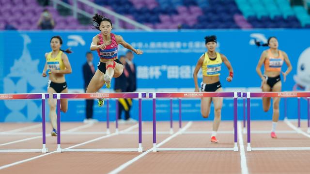 (251117) -- GUANGZHOU, Nov. 17, 2025 (Xinhua) -- Mo Jiadie (2nd L) of Guangdong competes during the women's 400m hurdles final of athletics at China's 15th National Games in Guangzhou, south China's Guangdong Province, Nov. 17, 2025. (Xinhua/Huang Wei)