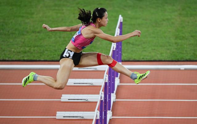 (251117) -- GUANGZHOU, Nov. 17, 2025 (Xinhua) -- Mo Jiadie of Guangdong competes during the women's 400m hurdles final of athletics at China's 15th National Games in Guangzhou, south China's Guangdong Province, Nov. 17, 2025. (Xinhua/Zhou Mu)