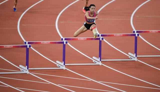 (251117) -- GUANGZHOU, Nov. 17, 2025 (Xinhua) -- Mo Jiadie of Guangdong competes during the women's 400m hurdles final of athletics at China's 15th National Games in Guangzhou, south China's Guangdong Province, Nov. 17, 2025. (Xinhua/Zhou Mu)