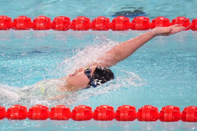 (251117) -- SHENZHEN, Nov. 17, 2025 (Xinhua) -- Yu Zidi of Hebei competes during the women's 400m individual medley final of swimming at China's 15th National Games in Shenzhen, south China's Guangdong Province, Nov. 17, 2025. (Xinhua/Tenzin Nyida)