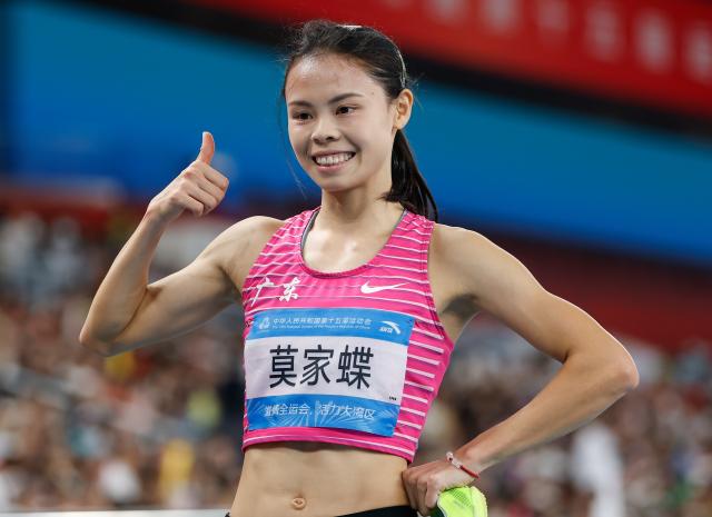 (251117) -- GUANGZHOU, Nov. 17, 2025 (Xinhua) -- Mo Jiadie of Guangdong celebrates after the women's 400m hurdles final of athletics at China's 15th National Games in Guangzhou, south China's Guangdong Province, Nov. 17, 2025. (Xinhua/Huang Wei)