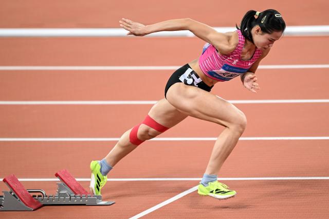 (251117) -- GUANGZHOU, Nov. 17, 2025 (Xinhua) -- Mo Jiadie of Guangdong competes during the women's 400m hurdles final of athletics at China's 15th National Games in Guangzhou, south China's Guangdong Province, Nov. 17, 2025. (Xinhua/Deng Hua)