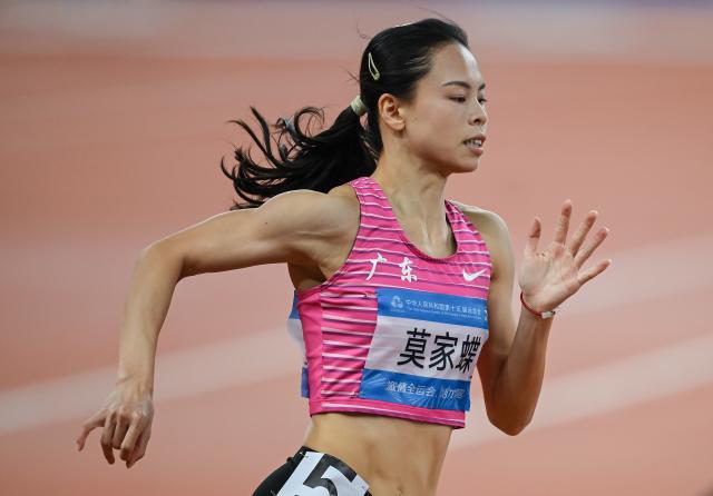 (251117) -- GUANGZHOU, Nov. 17, 2025 (Xinhua) -- Mo Jiadie of Guangdong competes during the women's 400m hurdles final of athletics at China's 15th National Games in Guangzhou, south China's Guangdong Province, Nov. 17, 2025. (Xinhua/Xiao Yijiu)