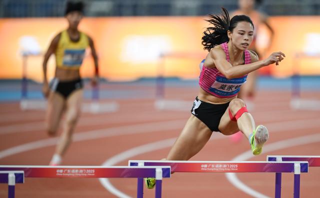 (251117) -- GUANGZHOU, Nov. 17, 2025 (Xinhua) -- Mo Jiadie of Guangdong competes during the women's 400m hurdles final of athletics at China's 15th National Games in Guangzhou, south China's Guangdong Province, Nov. 17, 2025. (Xinhua/Xiao Yijiu)