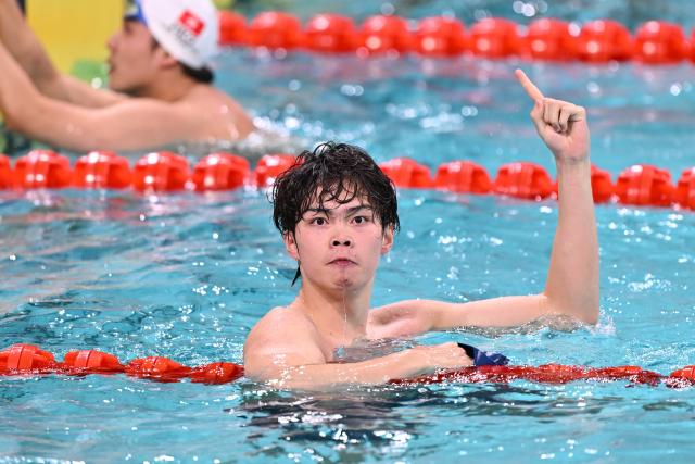 (251117) -- SHENZHEN, Nov. 17, 2025 (Xinhua) -- Xu Haibo of Hubei celebrates after the men's 4X100m medley relay final of swimming at China's 15th National Games in Shenzhen, south China's Guangdong Province, Nov. 17, 2025. (Xinhua/Chen Yichen)