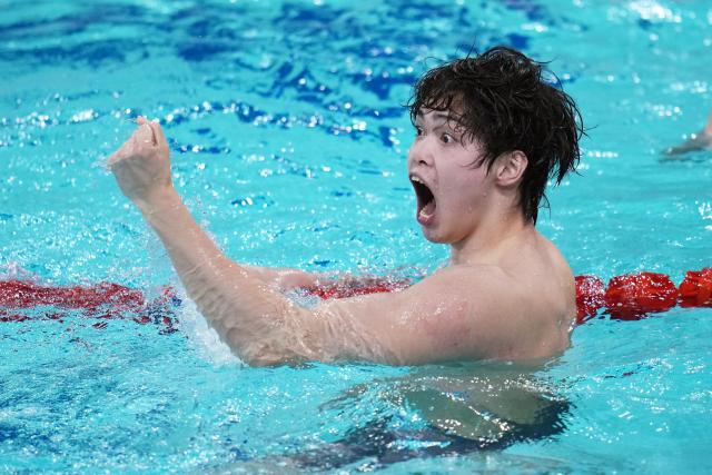 (251117) -- SHENZHEN, Nov. 17, 2025 (Xinhua) -- Xu Haibo of Hubei celebrates after the men's 4X100m medley relay final of swimming at China's 15th National Games in Shenzhen, south China's Guangdong Province, Nov. 17, 2025. (Xinhua/Tenzin Nyida)