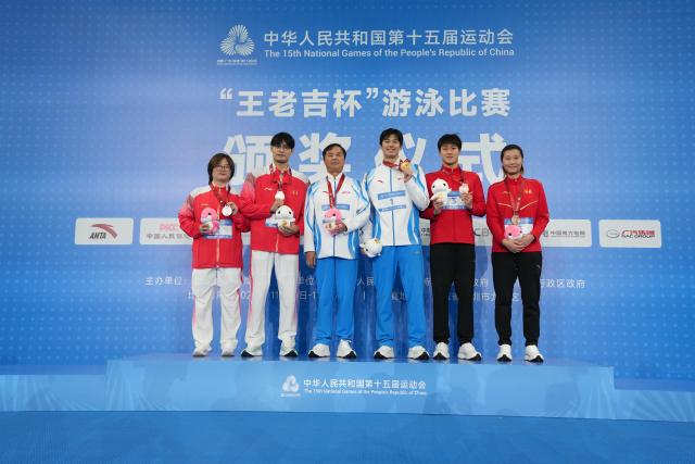 (251117) -- SHENZHEN, Nov. 17, 2025 (Xinhua) -- Gold medalist Wang Shun of Zhejiang, silver medalist Huang Zhiwei of Hunan and bronze medalist He Yubo of Hebei pose with their coaches during the awarding ceremony for the men's 400m individual medley of swimming at China's 15th National Games in Shenzhen, south China's Guangdong Province, Nov. 17, 2025. (Xinhua/Xue Yuge)