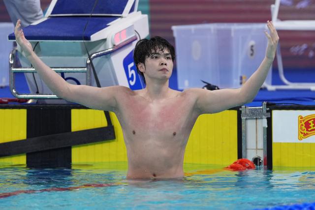 (251117) -- SHENZHEN, Nov. 17, 2025 (Xinhua) -- Xu Haibo of Hubei celebrates after the men's 4X100m medley relay final of swimming at China's 15th National Games in Shenzhen, south China's Guangdong Province, Nov. 17, 2025. (Xinhua/Du Yu)