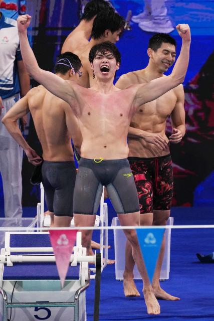 (251117) -- SHENZHEN, Nov. 17, 2025 (Xinhua) -- Xu Haibo of Hubei celebrates after the men's 4X100m medley relay final of swimming at China's 15th National Games in Shenzhen, south China's Guangdong Province, Nov. 17, 2025. (Xinhua/Xia Yifang)