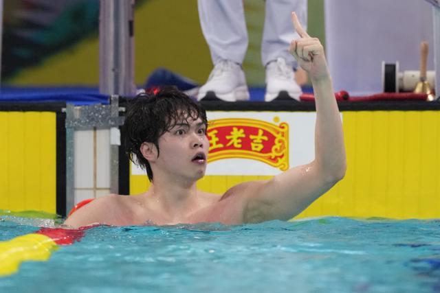 (251117) -- SHENZHEN, Nov. 17, 2025 (Xinhua) -- Xu Haibo of Hubei celebrates after the men's 4X100m medley relay final of swimming at China's 15th National Games in Shenzhen, south China's Guangdong Province, Nov. 17, 2025. (Xinhua/Xue Yuge)