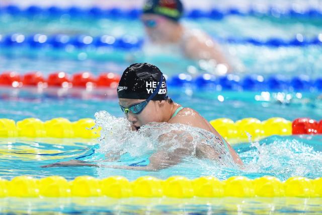 (251117) -- SHENZHEN, Nov. 17, 2025 (Xinhua) -- Yu Zidi of Hebei competes during the women's 400m individual medley final of swimming at China's 15th National Games in Shenzhen, south China's Guangdong Province, Nov. 17, 2025. (Xinhua/Du Yu)