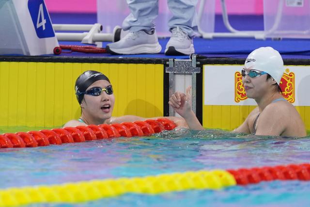 (251117) -- SHENZHEN, Nov. 17, 2025 (Xinhua) -- Yu Zidi (L) of Hebei and Chang Mohan of Henan react after the women's 400m individual medley final of swimming at China's 15th National Games in Shenzhen, south China's Guangdong Province, Nov. 17, 2025. (Xinhua/Du Yu)