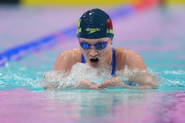 (251117) -- SHENZHEN, Nov. 17, 2025 (Xinhua) -- Li Bingjie of Hebei competes during the women's 400m individual medley final of swimming at China's 15th National Games in Shenzhen, south China's Guangdong Province, Nov. 17, 2025. (Xinhua/Xue Yuge)