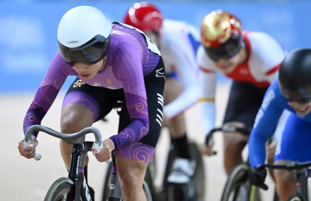 (251117) -- HONG KONG, Nov. 17, 2025 (Xinhua) -- Yuan Liying (L) of Jilin competes during the women's keirin final of cycling track at China's 15th National Games in Hong Kong, south China, Nov. 17, 2025. (Xinhua/Hu Huhu)