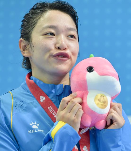 (251117) -- HONG KONG, Nov. 17, 2025 (Xinhua) -- Silver medalist Wang Lijuan of Liaoning reacts during the awarding ceremony for women's keirin of cycling track at China's 15th National Games in Hong Kong, south China, Nov. 17, 2025. (Xinhua/Hu Huhu)