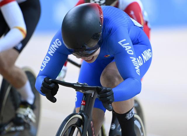 (251117) -- HONG KONG, Nov. 17, 2025 (Xinhua) -- Wang Lijuan of Liaoning competes during the women's keirin final of cycling track at China's 15th National Games in Hong Kong, south China, Nov. 17, 2025. (Xinhua/Hu Huhu)