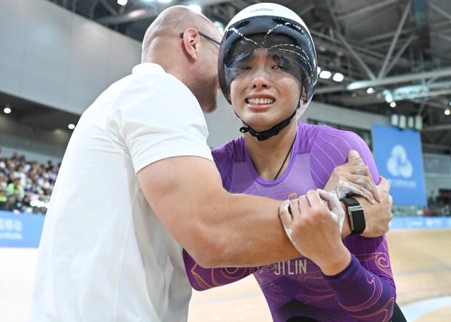 (251117) -- HONG KONG, Nov. 17, 2025 (Xinhua) -- Yuan Liying of Jilin celebrates with her coach after the women's keirin final of cycling track at China's 15th National Games in Hong Kong, south China, Nov. 17, 2025. (Xinhua/Hu Huhu)