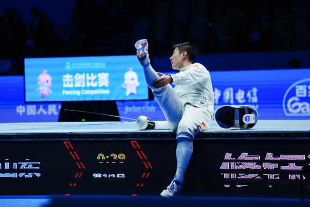 (251117) -- HONG KONG , Nov. 17, 2025 (Xinhua) -- Xiu Yuhan of Shandong reacts while competing against Yu Lefan of Anhui in the men's epee individual final of fencing at China's 15th National Games in Hong Kong, south China, Nov. 17, 2025. (Xinhua/Zhu Wei)